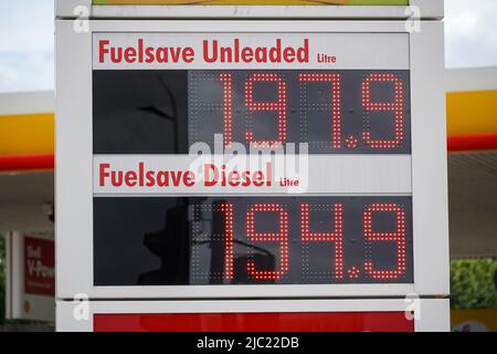 Hornchurch, Essex, Royaume-Uni. 9th juin 2022. Les prix du carburant au Royaume-Uni sont à un niveau record. Le coût du remplissage de la voiture d'avaraage avec de l'essence atteint £100. Credit: Marcin Rogozinski/Alay Live News Banque D'Images