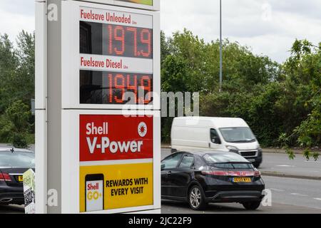 Hornchurch, Essex, Royaume-Uni. 9th juin 2022. Les prix du carburant au Royaume-Uni sont à un niveau record. Le coût du remplissage de la voiture d'avaraage avec de l'essence atteint £100. Credit: Marcin Rogozinski/Alay Live News Banque D'Images