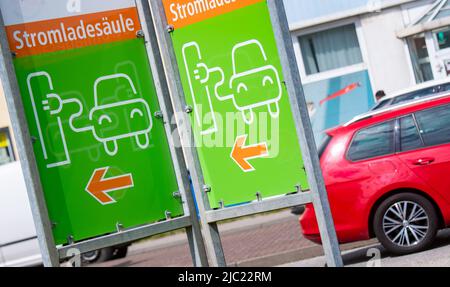 Stralsund, Allemagne. 09th juin 2022. Un panneau avec les mots 'Stromladesäule' (station de charge) se trouve devant un parking d'un restaurant de restauration rapide. Credit: Stefan Sauer/dpa/Alay Live News Banque D'Images