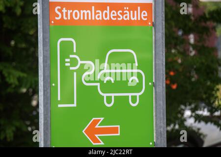 Stralsund, Allemagne. 09th juin 2022. Un panneau avec les mots 'Stromladesäule' (station de charge) se trouve devant un parking d'un restaurant de restauration rapide. Credit: Stefan Sauer/dpa/Alay Live News Banque D'Images