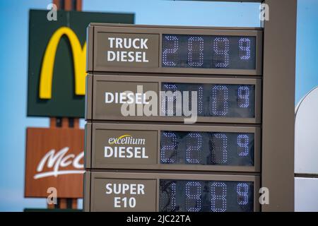 Stralsund, Allemagne. 09th juin 2022. Les prix des carburants sont affichés dans une station-service. L'effet de l'allégement fiscal sur les carburants continue de fondre. Credit: Stefan Sauer/dpa/Alay Live News Banque D'Images