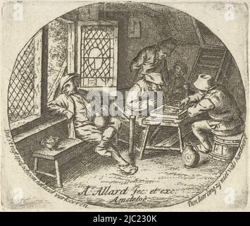 Intérieur paysan avec à une table deux hommes jouant du TRIC-trac et par la fenêtre un homme buvant, dans un ovale. Avec inscription en néerlandais, intérieur de l'agriculteur avec des joueurs de tric-trac (backgammon), imprimerie: Abraham Allard, (mentionné sur l'objet), Adriaen van Ostade, (copie après), éditeur: Abraham Allard, (Mentionné sur l'objet), Amsterdam, 1786 - 1725, papier, gravure, h 75 mm × l 88 mm Banque D'Images