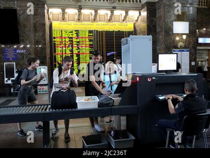 Non exclusif: KIEV, UKRAINE - 9 JUIN 2022 - les passagers font scanner leurs bagages au terminal central des trains de Kiev-Pasazhyrskyi Banque D'Images