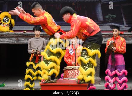 (220609) -- HANGZHOU, 9 juin 2022 (Xinhua) -- des membres d'une équipe de danse du lion se répètent dans une ancienne ville du comté de Ninghai, dans la province de Zhejiang en Chine orientale, le 21 janvier 2022. En juin 2021, les autorités centrales de la Chine ont publié une ligne directrice sur la construction de Zhejiang dans une zone de démonstration pour parvenir à la prospérité commune. En vertu de la ligne directrice, la province s'efforcera d'atteindre la prospérité commune d'ici 2035, son produit intérieur brut par habitant et le revenu des résidents urbains et ruraux atteignant la norme pour les pays développés. En tant que puissance économique dans la province de Zhejiang, dans l'est de la Chine Banque D'Images