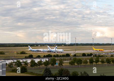 Schkeuditz, Allemagne - 29th mai 2022 - deux compagnies aériennes russes an-124-100 Ruslan Volga-dnepr stationnés sur le tarmac du terminal de l'aéroport de Leipzig Halle Banque D'Images