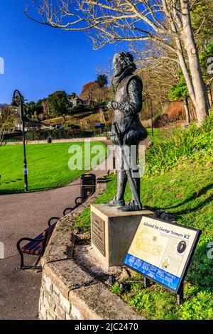 Statue en métal de l'amiral Sir George Somers KT, fondateur des Bermudes, dans les jardins Langmoor & Lister, Lyme Regis où il est né, Dorset, Angleterre, Royaume-Uni Banque D'Images