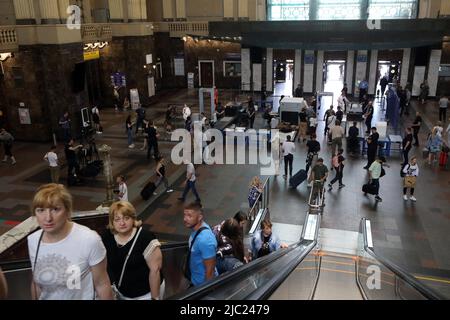 Kiev, Ukraine. 9 juin 2022.les passagers utilisent un escalator au terminal central des chemins de fer après avoir passé les procédures de sécurité intensifiées à la gare de Kiev-Pasazhyrskyi, Kiev, capitale de l'Ukraine. Cette photo ne peut pas être distribuée en Fédération de Russie Banque D'Images