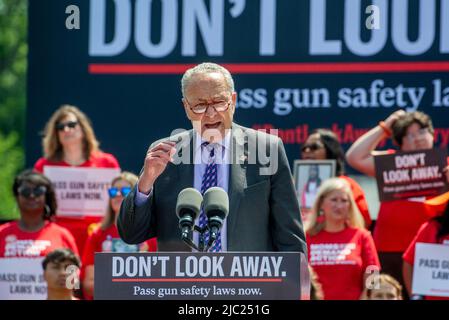 Le leader de la majorité au Sénat des États-Unis, Chuck Schumer (démocrate de New York), fait des remarques lors d'une manifestation organisée par Everytown pour la sécurité des armes à feu et ses réseaux locaux, Moms Demand action et Students Demand action, près du Capitole des États-Unis à Washington mercredi, 8 juin 2022. Crédit: Rod Lamkey / CNP/Sipa USA Banque D'Images