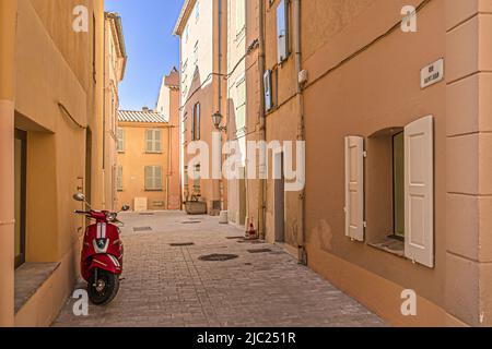 France. Provence. Var (83) Saint-Tropez. Dans le quartier de la Ponche, le plus ancien du village, rue Saint Jean Banque D'Images