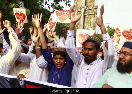 Lahore, Pakistan. 07th juin 2022. Les partisans pakistanais d’un groupe religieux scandent des slogans au cours d’une manifestation pour condamner les références désobligeantes faites récemment par Nupur Sharma, porte-parole du parti nationaliste hindou indien au pouvoir à Lahore, en Inde, sur 7 juin 2022, à l’égard de l’islam et du prophète Mahomet. (Photo de Rana Sajid Hussain/Pacific Press/Sipa USA) crédit: SIPA USA/Alay Live News Banque D'Images