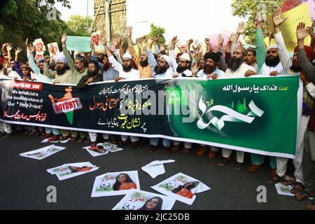 Lahore, Pakistan. 07th juin 2022. Les partisans pakistanais d’un groupe religieux scandent des slogans au cours d’une manifestation pour condamner les références désobligeantes faites récemment par Nupur Sharma, porte-parole du parti nationaliste hindou indien au pouvoir à Lahore, en Inde, sur 7 juin 2022, à l’égard de l’islam et du prophète Mahomet. (Photo de Rana Sajid Hussain/Pacific Press/Sipa USA) crédit: SIPA USA/Alay Live News Banque D'Images