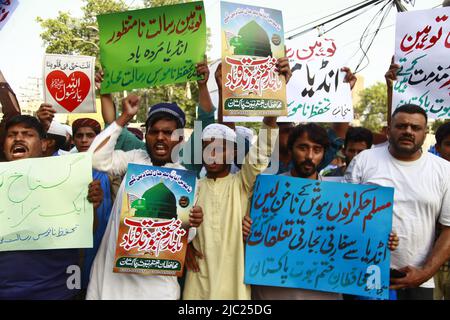 Lahore, Pakistan. 07th juin 2022. Les partisans pakistanais d’un groupe religieux scandent des slogans au cours d’une manifestation pour condamner les références désobligeantes faites récemment par Nupur Sharma, porte-parole du parti nationaliste hindou indien au pouvoir à Lahore, en Inde, sur 7 juin 2022, à l’égard de l’islam et du prophète Mahomet. (Photo de Rana Sajid Hussain/Pacific Press/Sipa USA) crédit: SIPA USA/Alay Live News Banque D'Images