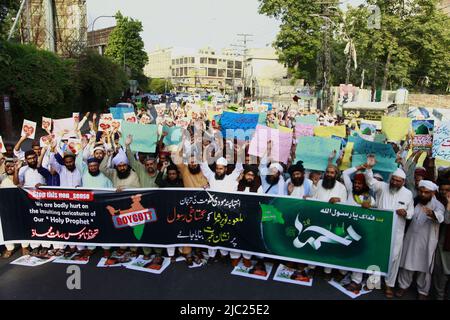 Lahore, Pakistan. 07th juin 2022. Les partisans pakistanais d’un groupe religieux scandent des slogans au cours d’une manifestation pour condamner les références désobligeantes faites récemment par Nupur Sharma, porte-parole du parti nationaliste hindou indien au pouvoir à Lahore, en Inde, sur 7 juin 2022, à l’égard de l’islam et du prophète Mahomet. (Photo de Rana Sajid Hussain/Pacific Press/Sipa USA) crédit: SIPA USA/Alay Live News Banque D'Images