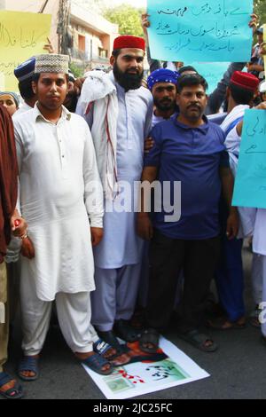 Lahore, Pakistan. 07th juin 2022. Les partisans pakistanais d’un groupe religieux scandent des slogans au cours d’une manifestation pour condamner les références désobligeantes faites récemment par Nupur Sharma, porte-parole du parti nationaliste hindou indien au pouvoir à Lahore, en Inde, sur 7 juin 2022, à l’égard de l’islam et du prophète Mahomet. (Photo de Rana Sajid Hussain/Pacific Press/Sipa USA) crédit: SIPA USA/Alay Live News Banque D'Images