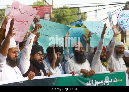 Lahore, Pakistan. 07th juin 2022. Les partisans pakistanais d’un groupe religieux scandent des slogans au cours d’une manifestation pour condamner les références désobligeantes faites récemment par Nupur Sharma, porte-parole du parti nationaliste hindou indien au pouvoir à Lahore, en Inde, sur 7 juin 2022, à l’égard de l’islam et du prophète Mahomet. (Photo de Rana Sajid Hussain/Pacific Press/Sipa USA) crédit: SIPA USA/Alay Live News Banque D'Images