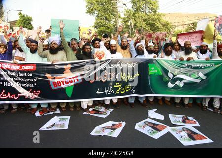 Lahore, Pakistan. 07th juin 2022. Les partisans pakistanais d’un groupe religieux scandent des slogans au cours d’une manifestation pour condamner les références désobligeantes faites récemment par Nupur Sharma, porte-parole du parti nationaliste hindou indien au pouvoir à Lahore, en Inde, sur 7 juin 2022, à l’égard de l’islam et du prophète Mahomet. (Photo de Rana Sajid Hussain/Pacific Press/Sipa USA) crédit: SIPA USA/Alay Live News Banque D'Images