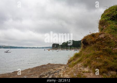 Yachts amarrés à St. Just Pool, Carrick Roads, River FAL, Cornwall, Royaume-Uni Banque D'Images