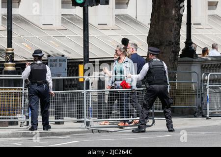 Les policiers de la police métropolitaine de Whitehall, Westminster, lors d'une alerte de colis suspect Banque D'Images