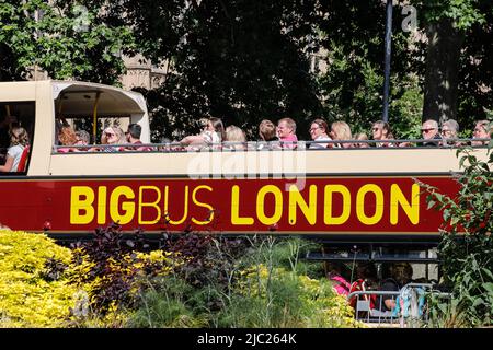 Touriste sur le pont supérieur d'un Big bus visite de Londres bus à impériale, Westminster, Londres, Royaume-Uni Banque D'Images