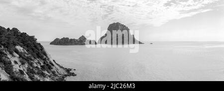 Vue en noir et blanc depuis Mirador Cala d'Hort du Cap blanc et 2 îles magnétiques - petite Isla de es Vedranell et île es Vedra, Ibiza, Iles Baléares, Espagne Banque D'Images