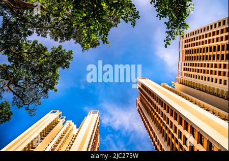 La recherche des appartements HDB à Toa Payoh, Singapour contre un ciel bleu nuageux. Banque D'Images