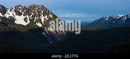 Vue depuis inspiration point sur Stevens Canyon Road dans le parc national du Mont Rainier. Banque D'Images