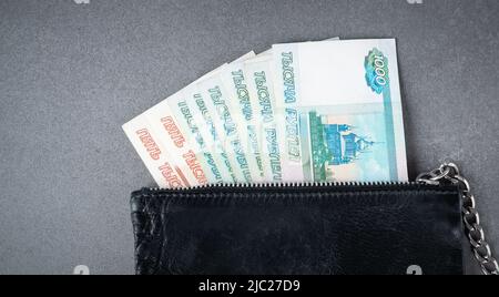 Billets roubles russes dans une vieille pochette en cuir noir Banque D'Images