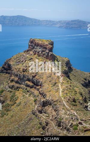 Belle formation de roches volcaniques et essai de la nature sur l'île de Santorini en Grèce. Banque D'Images