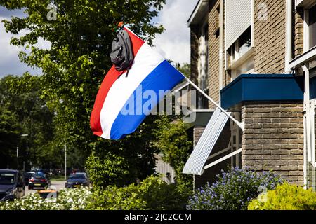 2022-06-09 16:05:50 ZWIJNDRECHT - les drapeaux sont affichés pour les étudiants qui réussissent dans l'enseignement secondaire pré-professionnel (apprentissage théorique et mixte), havo et l'éducation vwo. Des milliers d'étudiants ont été informés s'ils avaient réussi l'examen final écrit central. ANP RAMON VAN FLYMEN pays-bas sortie - belgique sortie Banque D'Images