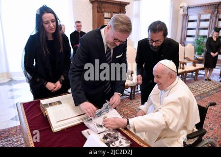 Vatican, Vatican. 09 juin 2022. Le pape François rencontre Petr Fiala, Premier ministre de la République tchèque, avec son consort, lors d'un audience privée. (Photo de Vatican Media). Credit: Vatican Media/Picciarella/Alamy Live News Banque D'Images