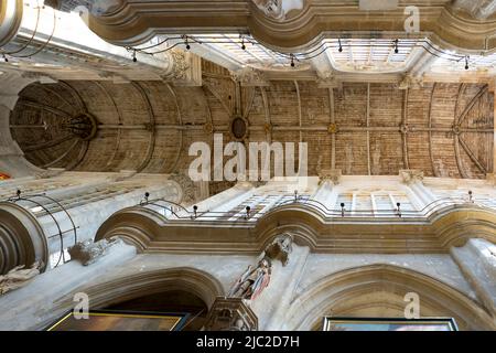 L'église de Saint Pantaléon avec son plafond en bois voûté et ses sculptures attachées aux colonnes de la nef. Troyes. Église reconstruite après le TH Banque D'Images