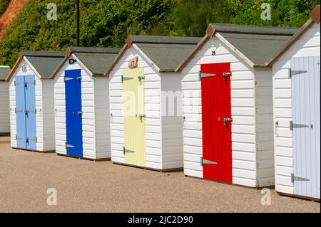 Cabanes de plage aux couleurs vives à Seaton, East Devon, Angleterre Banque D'Images