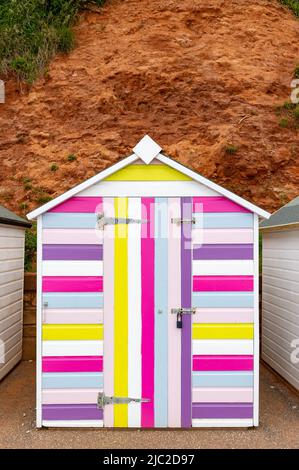 Cabanes de plage aux couleurs vives à Seaton, East Devon, Angleterre Banque D'Images