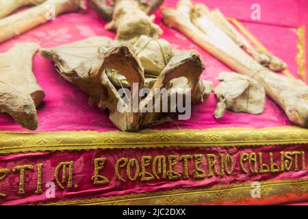 Divers os humains, pas clairement étiquetés comme Saint Lucy's, (que la cathédrale est rapporté à la maison) mais des reliques exposées dans la chapelle du Crucifix, la cathédrale de Santa Lucia à la cathédrale de Syracuse, en Sicile. Italie. (129) Banque D'Images