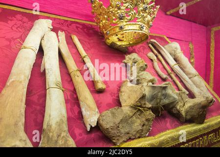 Divers os humains, pas clairement étiquetés comme Saint Lucy's, (que la cathédrale est rapporté à la maison) mais des reliques exposées dans la chapelle du Crucifix, la cathédrale de Santa Lucia à la cathédrale de Syracuse, en Sicile. Italie. (129) Banque D'Images