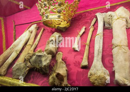 Divers os humains, pas clairement étiquetés comme Saint Lucy's, (que la cathédrale est rapporté à la maison) mais des reliques exposées dans la chapelle du Crucifix, la cathédrale de Santa Lucia à la cathédrale de Syracuse, en Sicile. Italie. (129) Banque D'Images