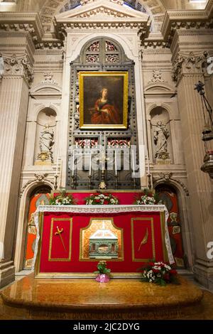 L'humérus - l'os du bras supérieur - du bras gauche de Santa Lucia, une relique, est exposé au pied de l'autel dans la chapelle de Sainte-Lucie (Sainte-Lucie) à la cathédrale de Syracuse, en Sicile. Italie. (129) Banque D'Images