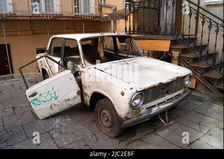 Vieille voiture de Lada de l'ère soviétique rouillé, dans une cour, Odessa, Ukraine Banque D'Images