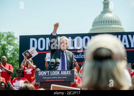 Le leader de la majorité au Sénat des États-Unis, Chuck Schumer (démocrate de New York), fait des remarques lors d'une manifestation organisée par Everytown pour la sécurité des armes à feu et ses réseaux locaux, Moms Demand action et Students Demand action, près du Capitole des États-Unis à Washington mercredi, 8 juin 2022. Photo de Rod Lamkey/CNP/ABACAPRESS.COM Banque D'Images