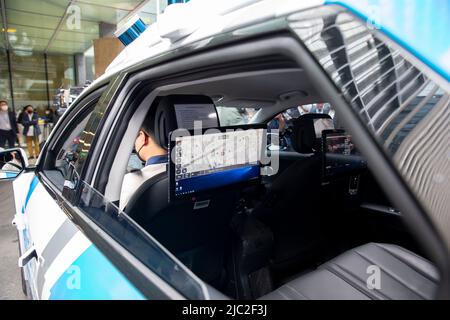 Séoul, Corée du Sud. 9th juin 2022. Un membre du personnel fait une démonstration dans un taxi autonome à Gangnam, Séoul, Corée du Sud, 9 juin 2022. Le gouvernement métropolitain de Séoul, en collaboration avec le ministère des terres, des infrastructures et des transports de Corée du Sud, a lancé jeudi à Gangnam un essai de fonctionnement de deux mois du service de transport en voiture avec des véhicules autonomes. Crédit : Wang Yiliang/Xinhua/Alay Live News Banque D'Images