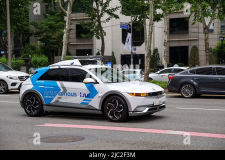 Séoul, Corée du Sud. 9th juin 2022. La photo prise sur 9 juin 2022 montre un taxi en voiture à Gangnam de Séoul, en Corée du Sud. Le gouvernement métropolitain de Séoul, en collaboration avec le ministère des terres, des infrastructures et des transports de Corée du Sud, a lancé jeudi à Gangnam un essai de fonctionnement de deux mois du service de transport en voiture avec des véhicules autonomes. Crédit : Wang Yiliang/Xinhua/Alay Live News Banque D'Images