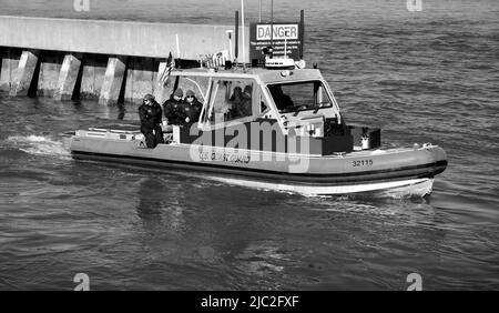 Les membres de la Garde côtière américaine partol la baie de San Francisco en Californie dans un bateau transportable de sécurité portuaire fabriqué par Kvichak Marine Industries. Banque D'Images