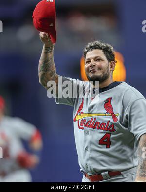 Saint-Pétersbourg, Floride. USA; St. Louis Cardinals Catcher Yadier Molina (4) porte son chapeau à tous les fans après avoir piqué le fond de la huitième salle à manger du Banque D'Images