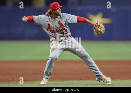 Saint-Pétersbourg, Floride. USA; St Louis Cardinals troisième baseman Brendan Donovan (33) champ une balle dans le champ d'entrée et lance au premier pour la sortie pendant un Banque D'Images