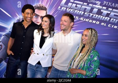 Roma, Italien. 09th juin 2022. Avec les voix italiennes Alberto Malanchino (Buzz Lightyear), Ludovico Tersigni (Sox), Esther Elisha (Alisha Hawthorne), Linda Raimondo pendant la photo du nouveau film Disney et Pixar. Lightyear - la vraie histoire de Buzz, réalisé par Angus MacLane le cinéma spatial Moderno, Rome (Italie). Crédit 9 juin 2022 : nouvelles en direct de dpa/Alamy Banque D'Images