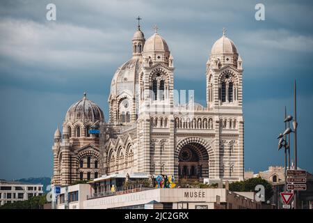 MARSEILLE, FRANCE-JUIN 2022 : vue sur la magnifique vieille cathédrale Banque D'Images