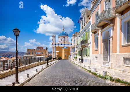 Le magnifique quartier de Vaporia avec l'église Saint Nicolas à Ermoupolis, sur l'île de Syros Banque D'Images