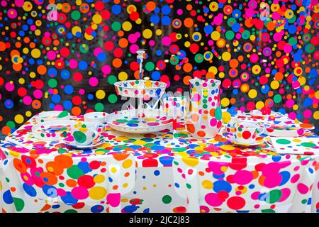 Sharjah, Émirats Arabes Unis : dans la salle d'oblitération originale de Yayoi Kusama, un espace blanc avec des meubles de tous les jours transformés par les visiteurs avec des points de polka colorés. Banque D'Images