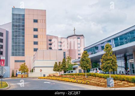 2022 05 13 Tulsa OK États-Unis Pink St Francis Hospital buildings in Tulsa Oklahoma - près de l'entrée sud avec aménagement paysager et croix sur le dessus Banque D'Images