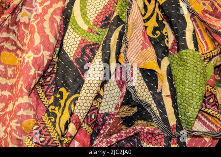 Arrière-plan - tissus dans les tons de terre motifs tribaux fait main matelassée - mélange-match variété enchevêtrée - foyer sélectif Banque D'Images